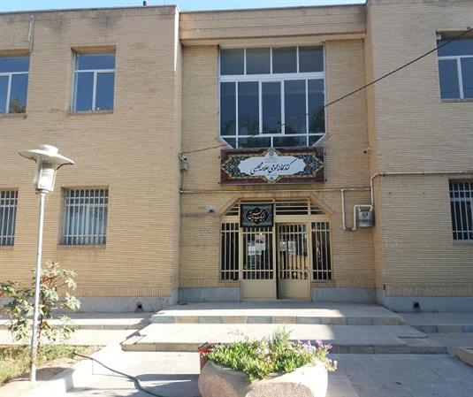 نمای بیرونی و سردرب کتابخانه